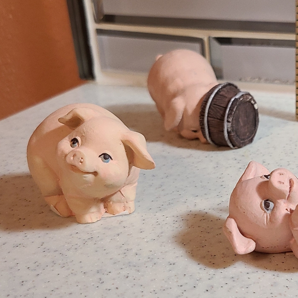 Vintage hand crafted  Pig Nursing Figure  (4pc set)